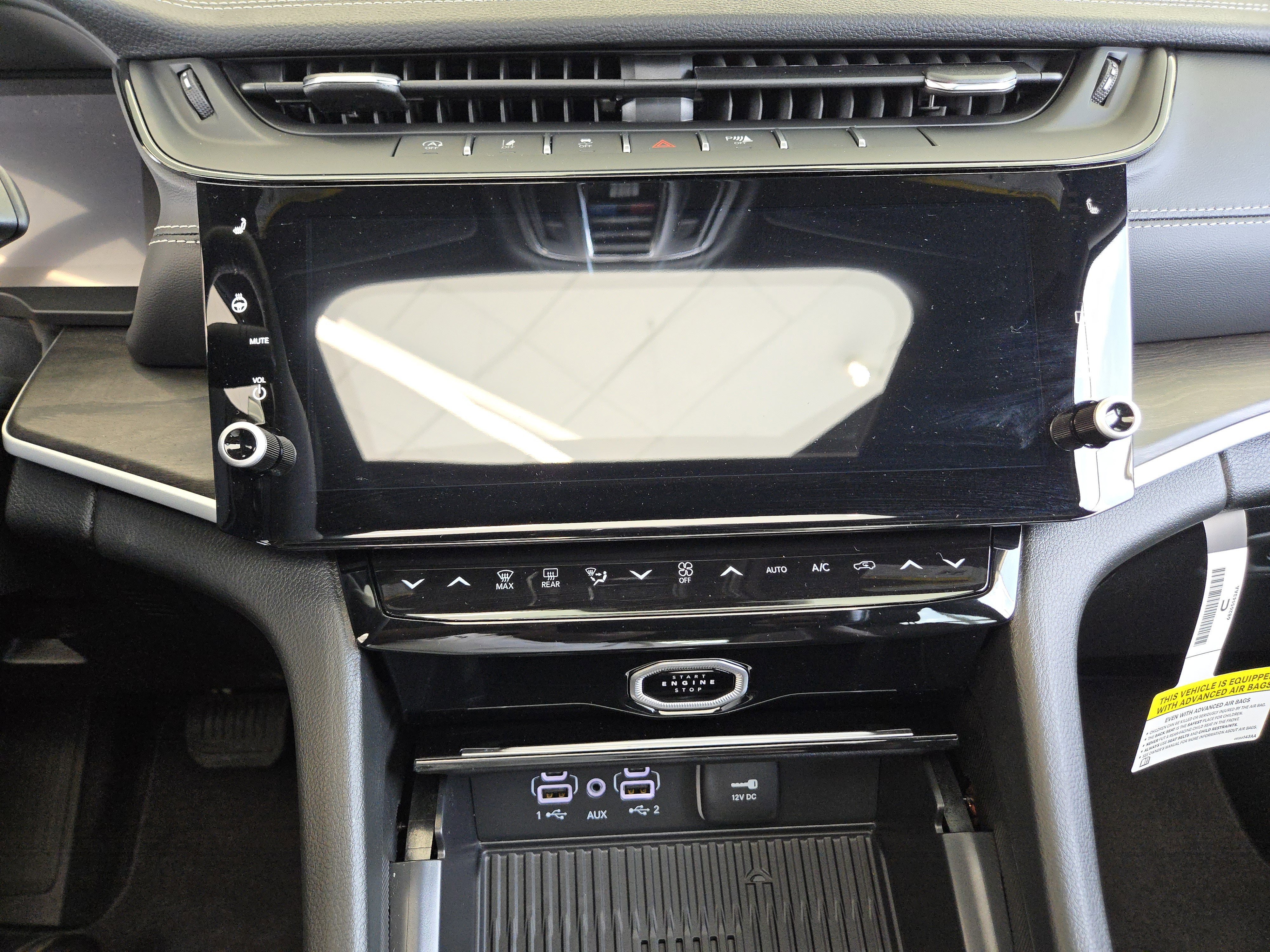 New 2026 Bright White Clear-Coat Exterior Paint Jeep Laredo Altitude image 13