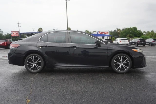 Used 2019  Toyota LE image 4