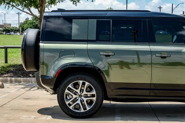 New 2026 Woolstone Green Land Rover X-Dynamic SE image 8