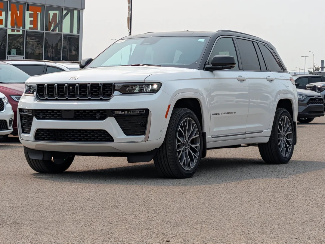 New 2026 White Jeep Summit - - 4x4 - Pano Sunroof - Palermo Lthr Seats - Trailer Tow Pkg - Advanced ProTech IV & More! image 4