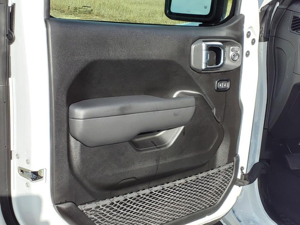 New 2025 Bright White Clear-Coat Exterior Paint Jeep Sport S image 5