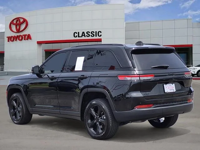 Used 2024 Diamond Black Crystal Pearlcoat Jeep Limited image 4
