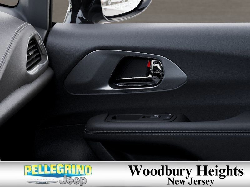 New 2026 Diamond Black Crystal Pearl-Coat Exterior Paint Chrysler Limited image 25