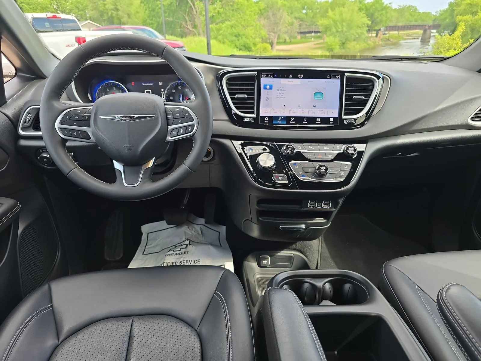 Used 2025 White Chrysler Select image 10