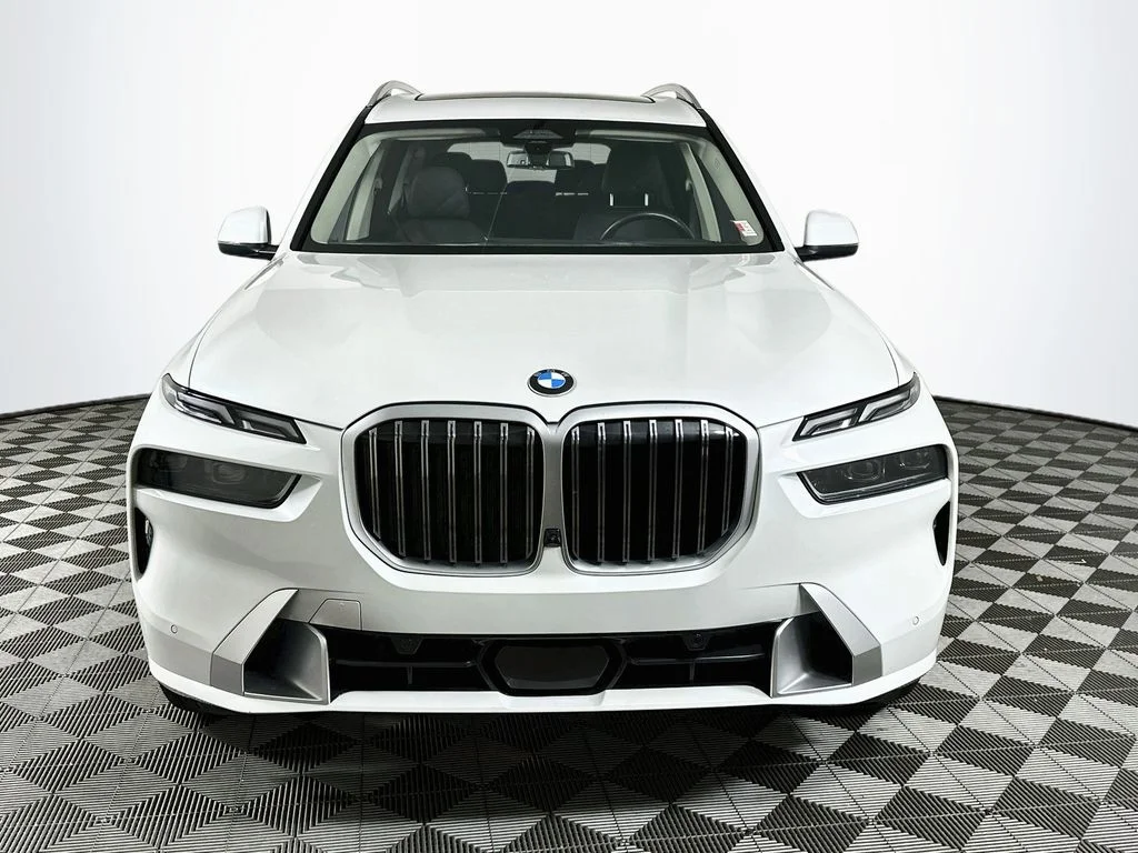 Used 2025 White Metallic BMW xDrive40i image 2