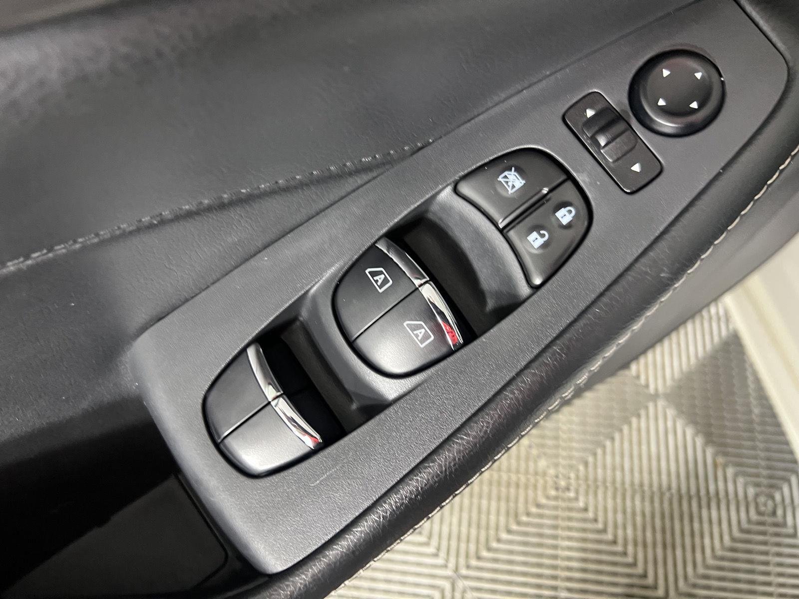 Used 2020 Pearl White Tricoat Nissan SL image 13