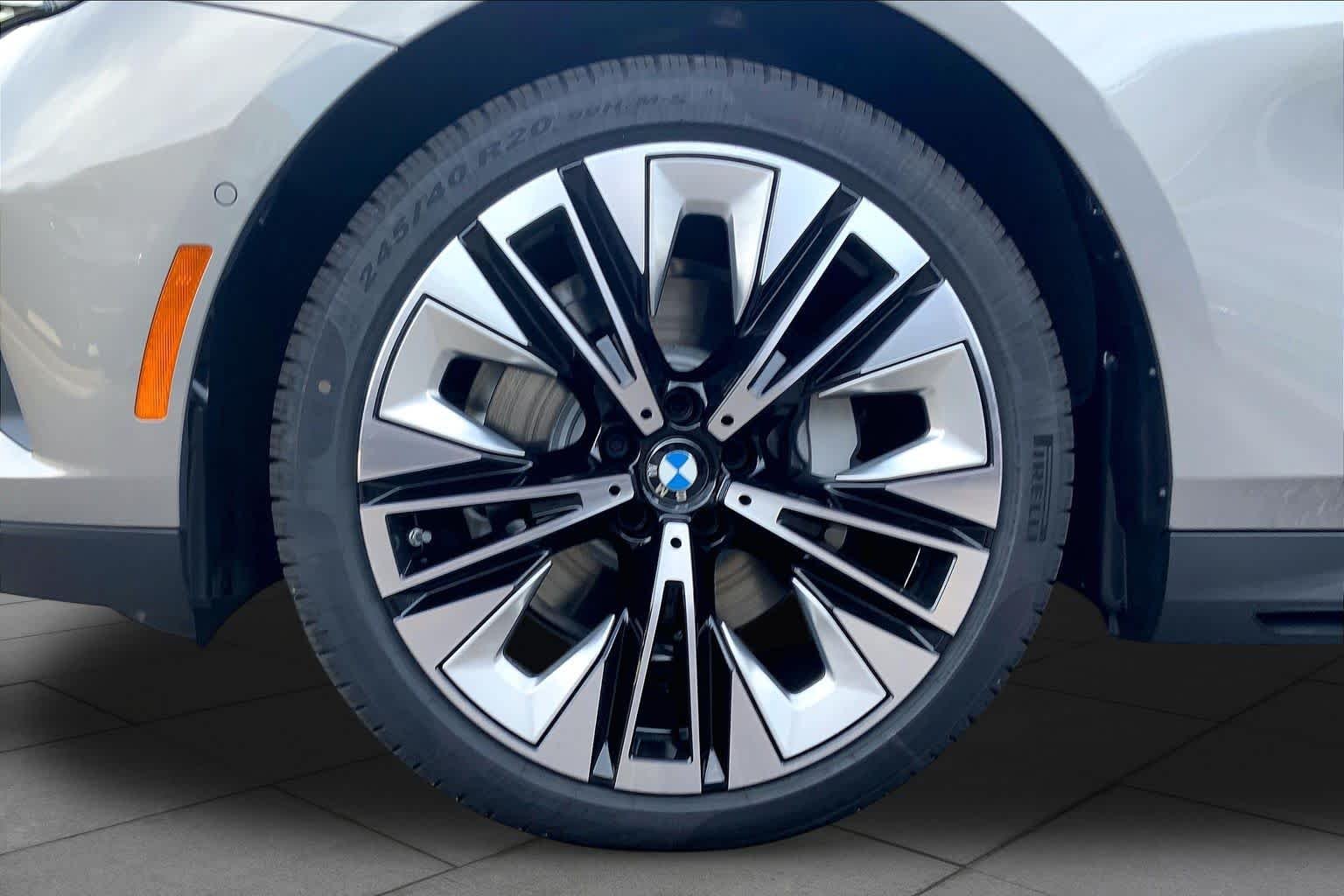 New 2027 Oxide Grey Metallic BMW 530i xDrive image 11