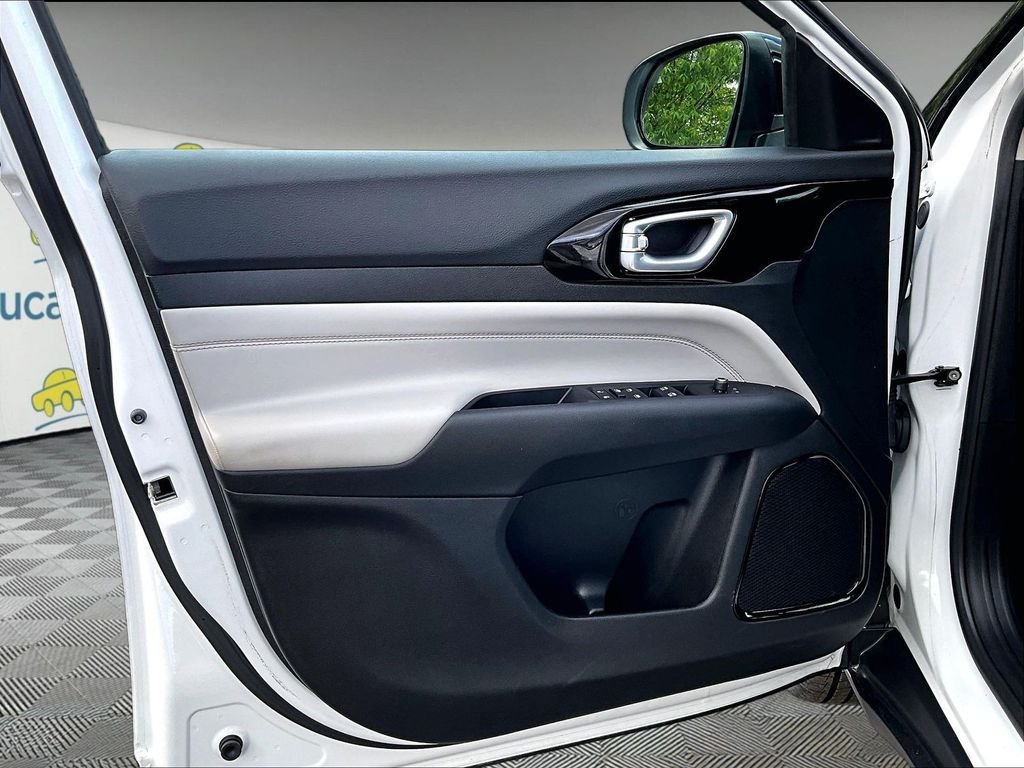 Used 2022 White Jeep Limited image 9