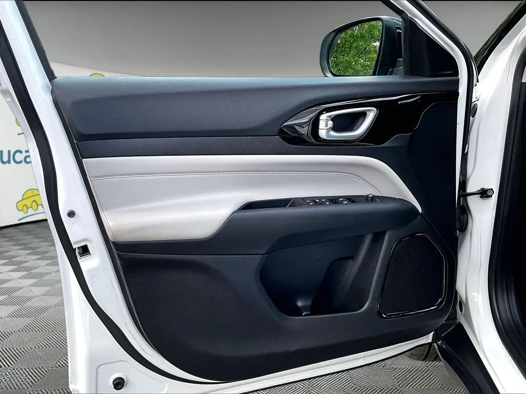 Used 2022 White Jeep Limited image 9