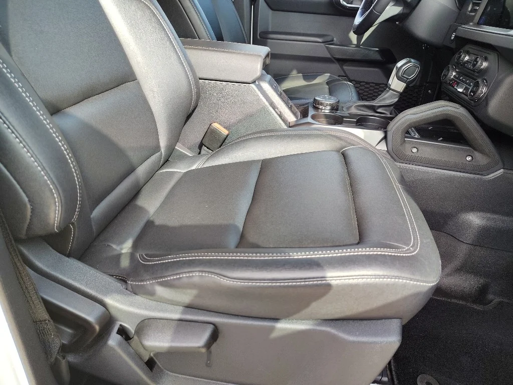 Used 2025 Oxford White Ford Badlands image 13