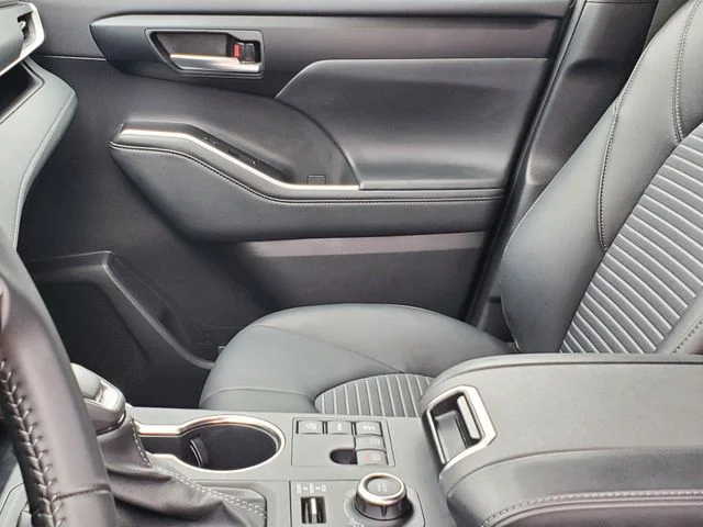 Certified Used 2025  Toyota XSE image 11