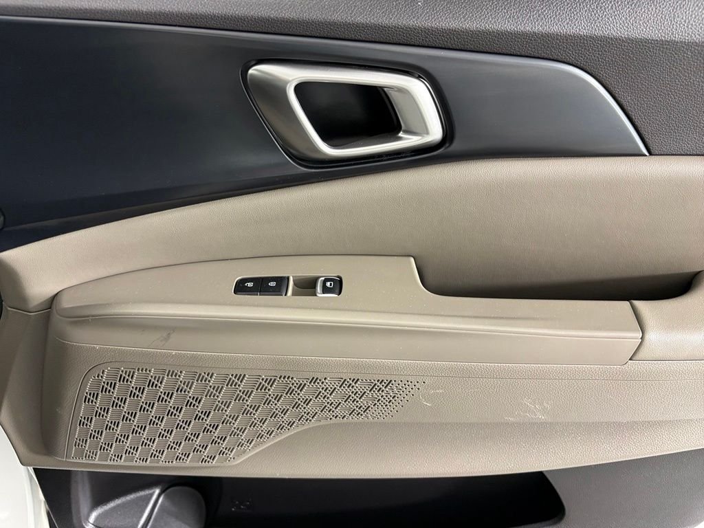 Used 2025 White Kia LXS image 12