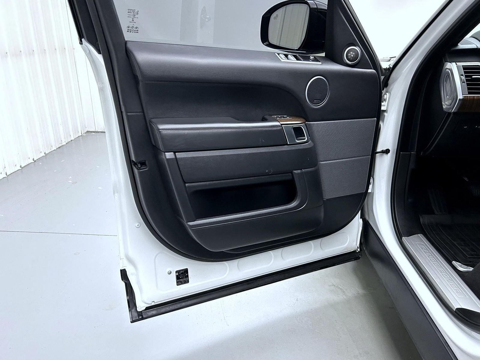 Used 2019 White Land Rover HSE image 9