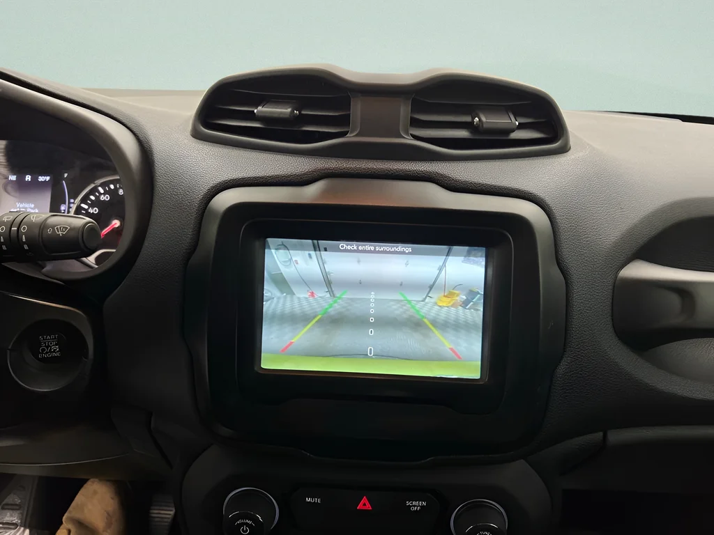Used 2018 Hypergreen Clearcoat Jeep Latitude image 14