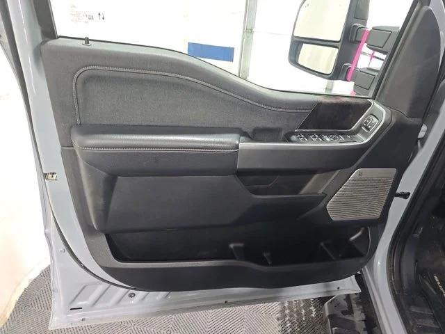Used 2025  Ford Lariat image 12