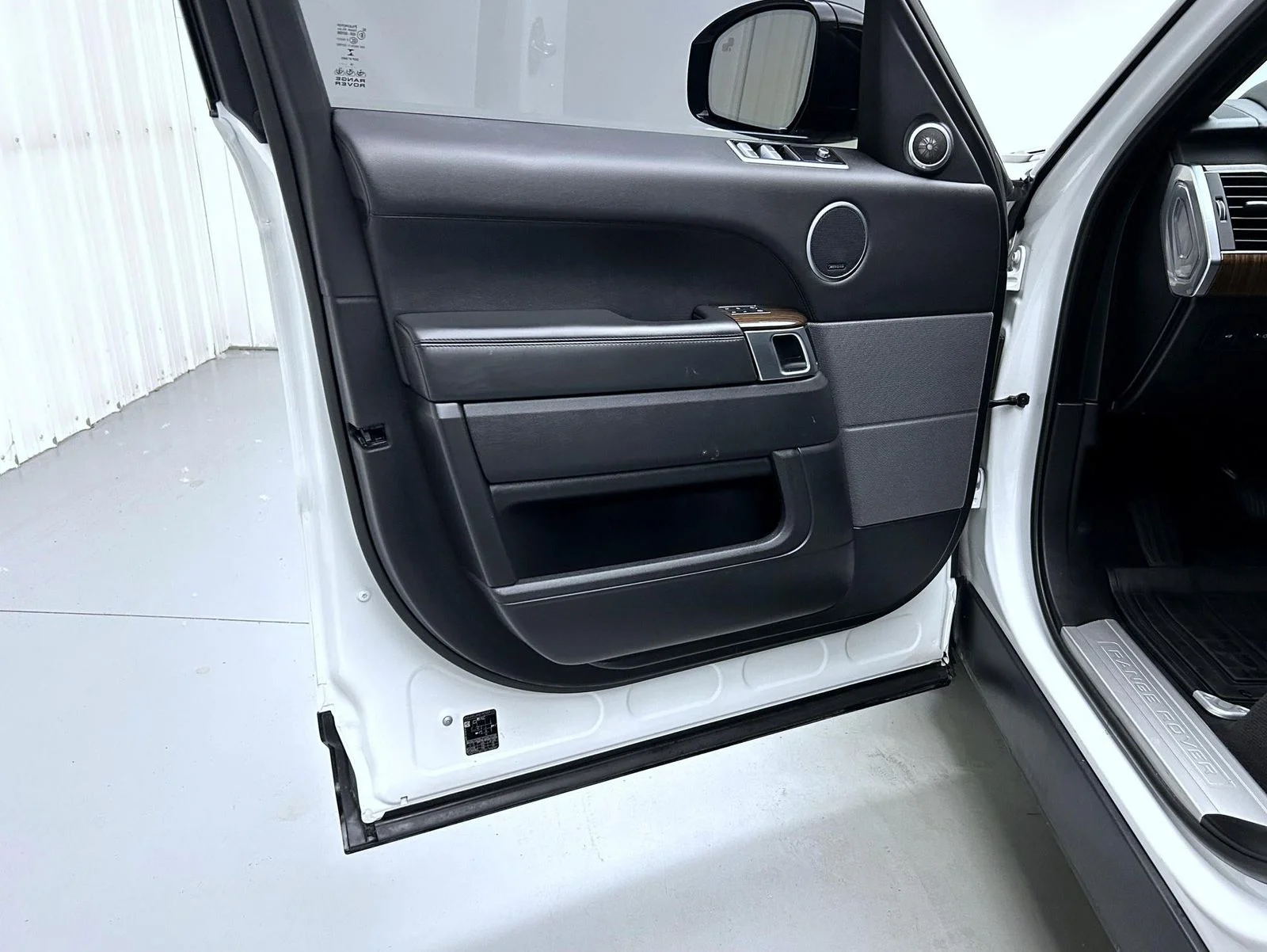 Used 2019 White Land Rover HSE image 9