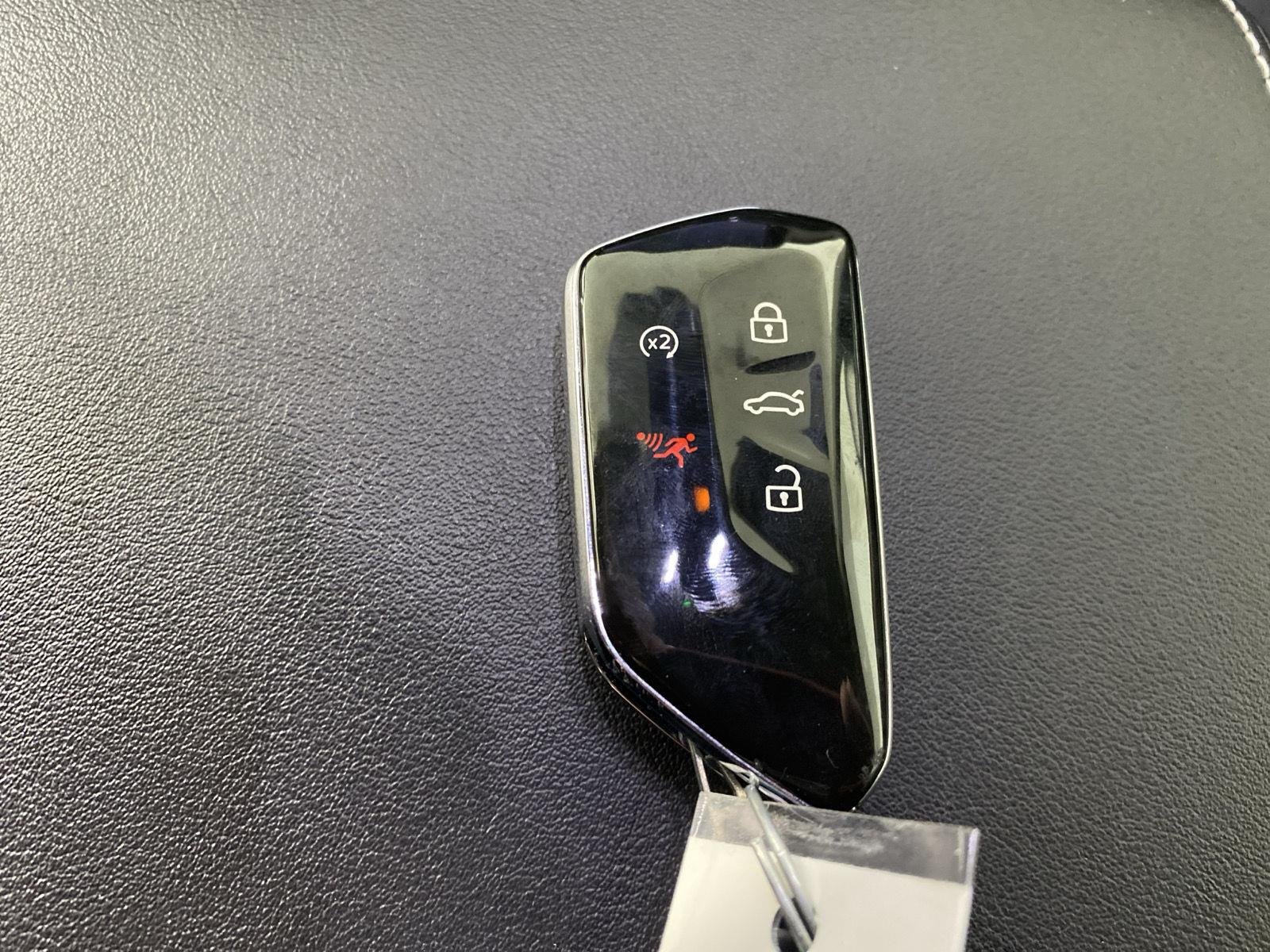 Used 2025  Volkswagen 2.0T SE w/Technology image 6