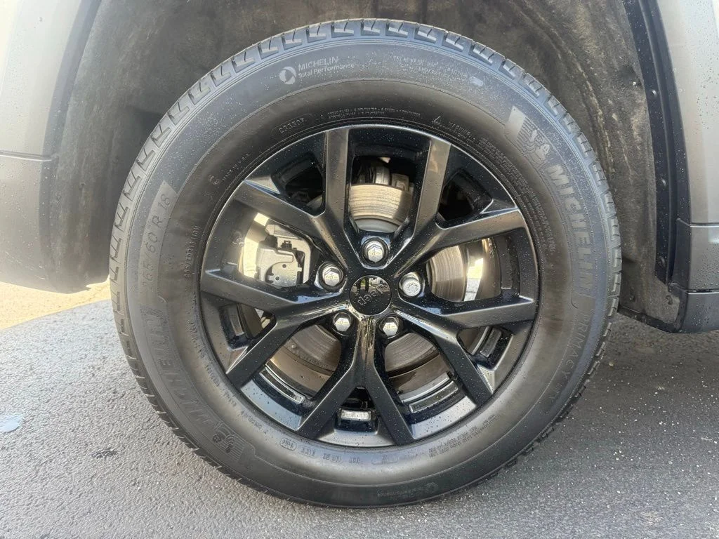 Used 2024 Silver Jeep Altitude X image 46