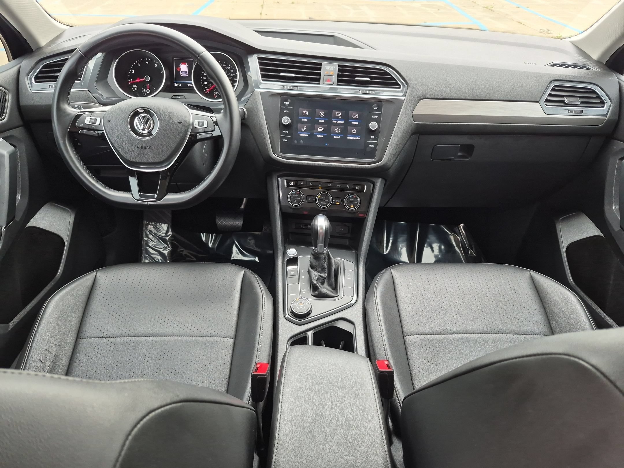 Used 2019 Deep Black Volkswagen SE image 24
