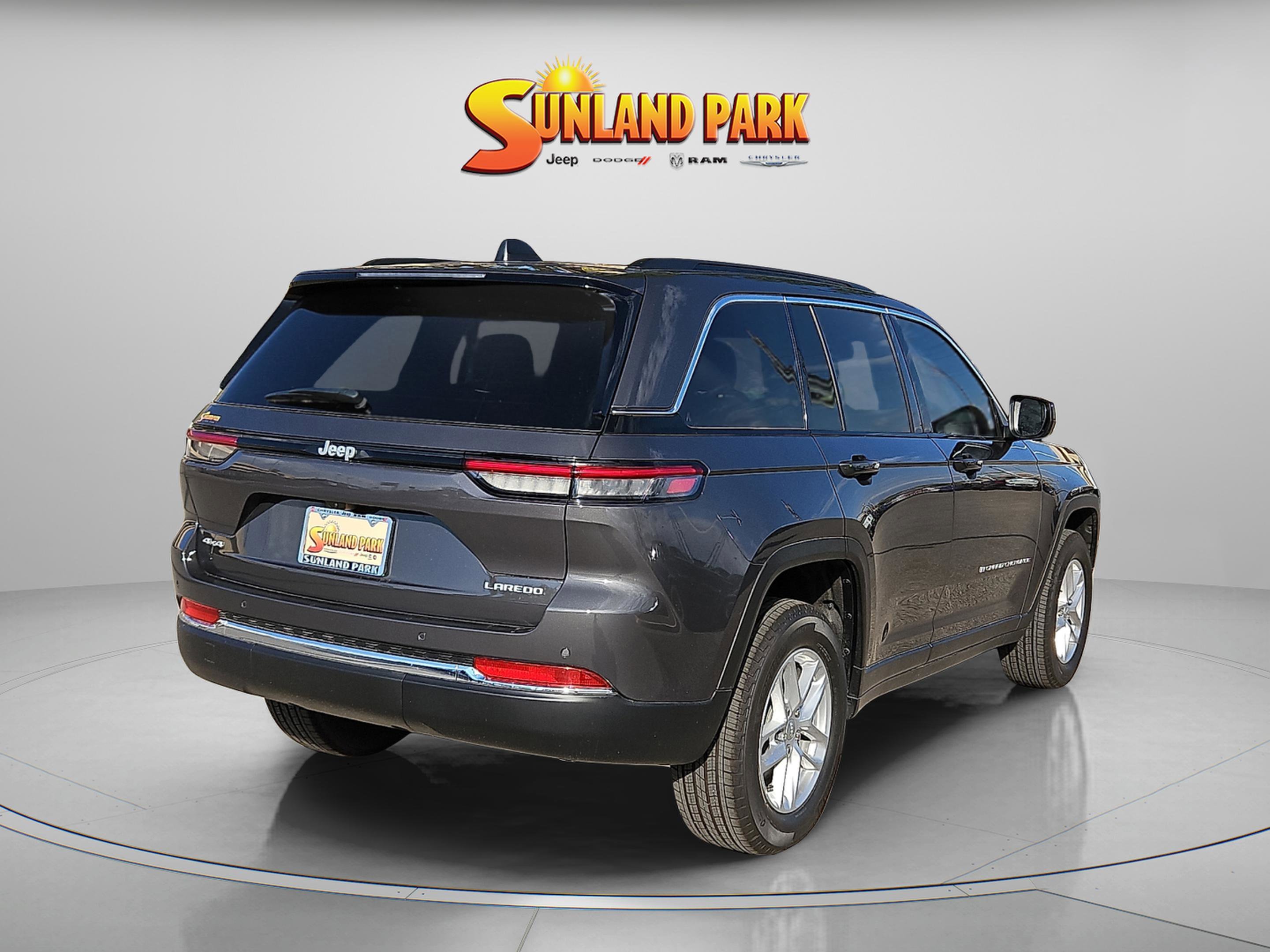 New 2025 Baltic Gray Metallic Clear-Coat Exterior Paint Jeep Laredo X image 4