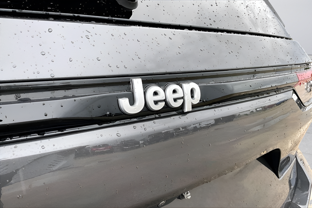 Used 2025 SELECT Jeep Laredo X image 32
