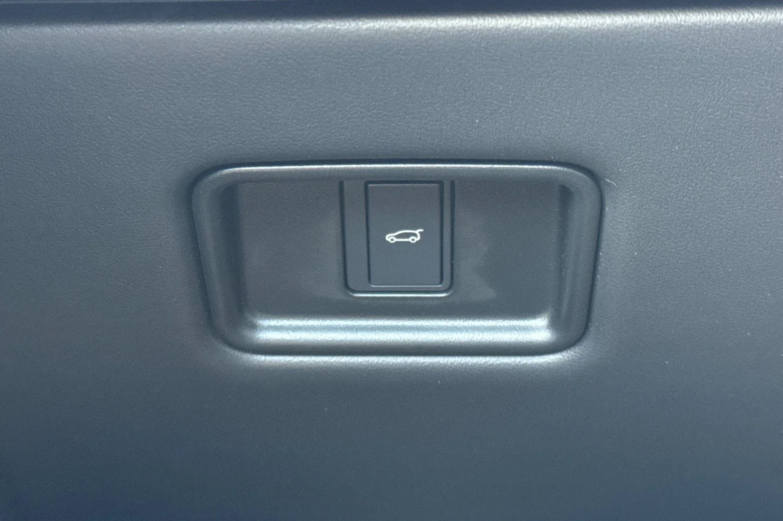 Used 2023 White Land Rover SE image 32