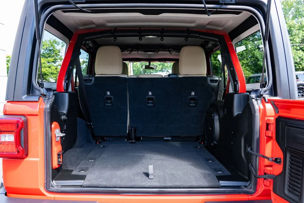 Used 2018 Red Jeep Unlimited Sahara image 9