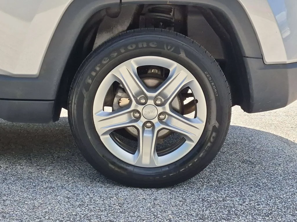 Used 2023 Silver Jeep Latitude image 23