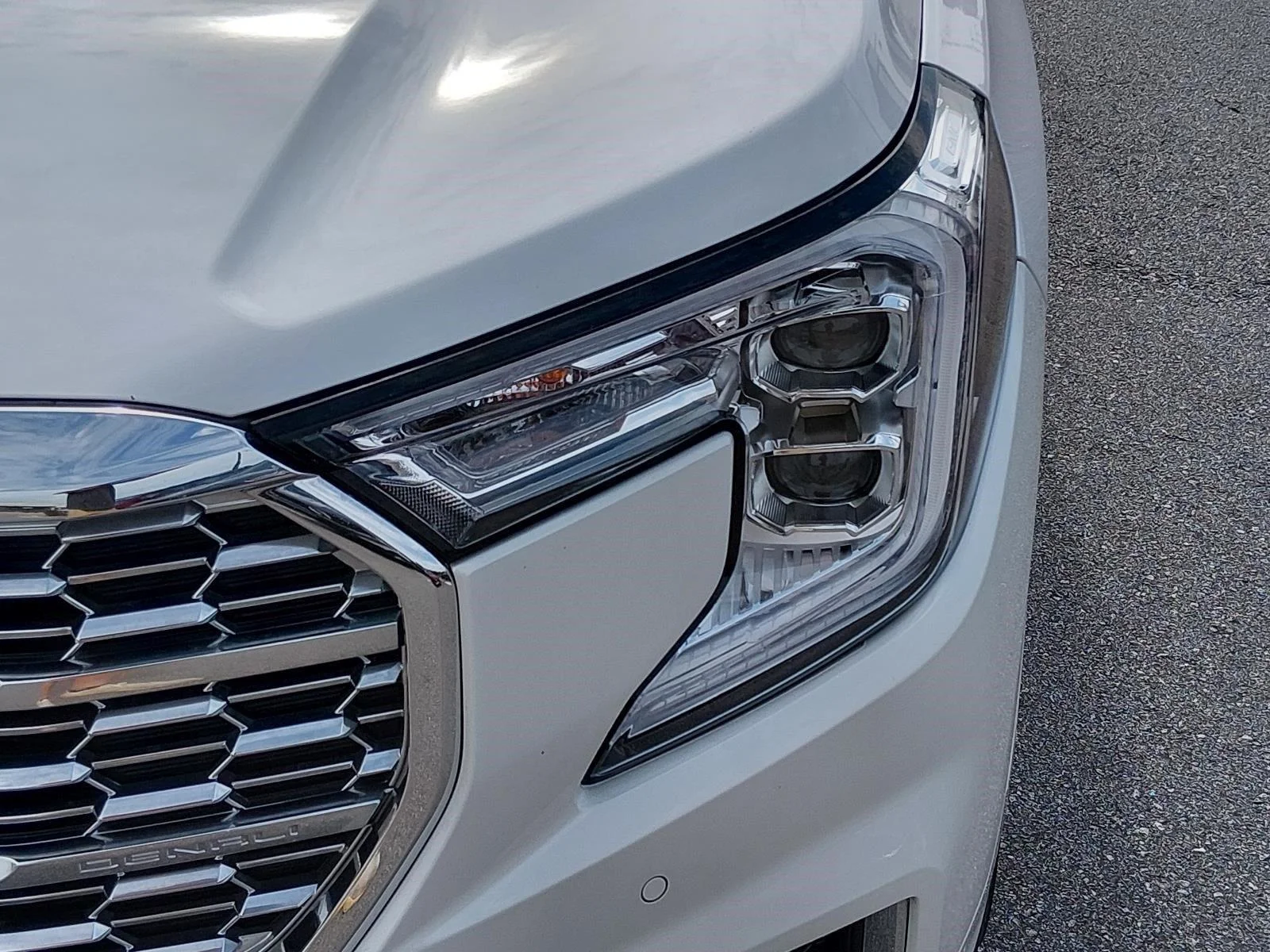 Used 2024 White Frost Tricoat GMC Denali image 10