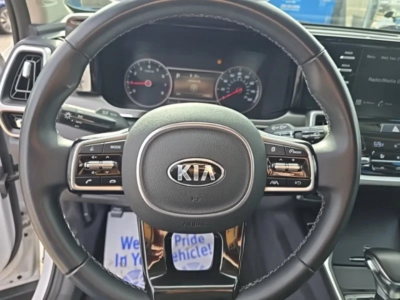 Used 2021 White Kia S image 11