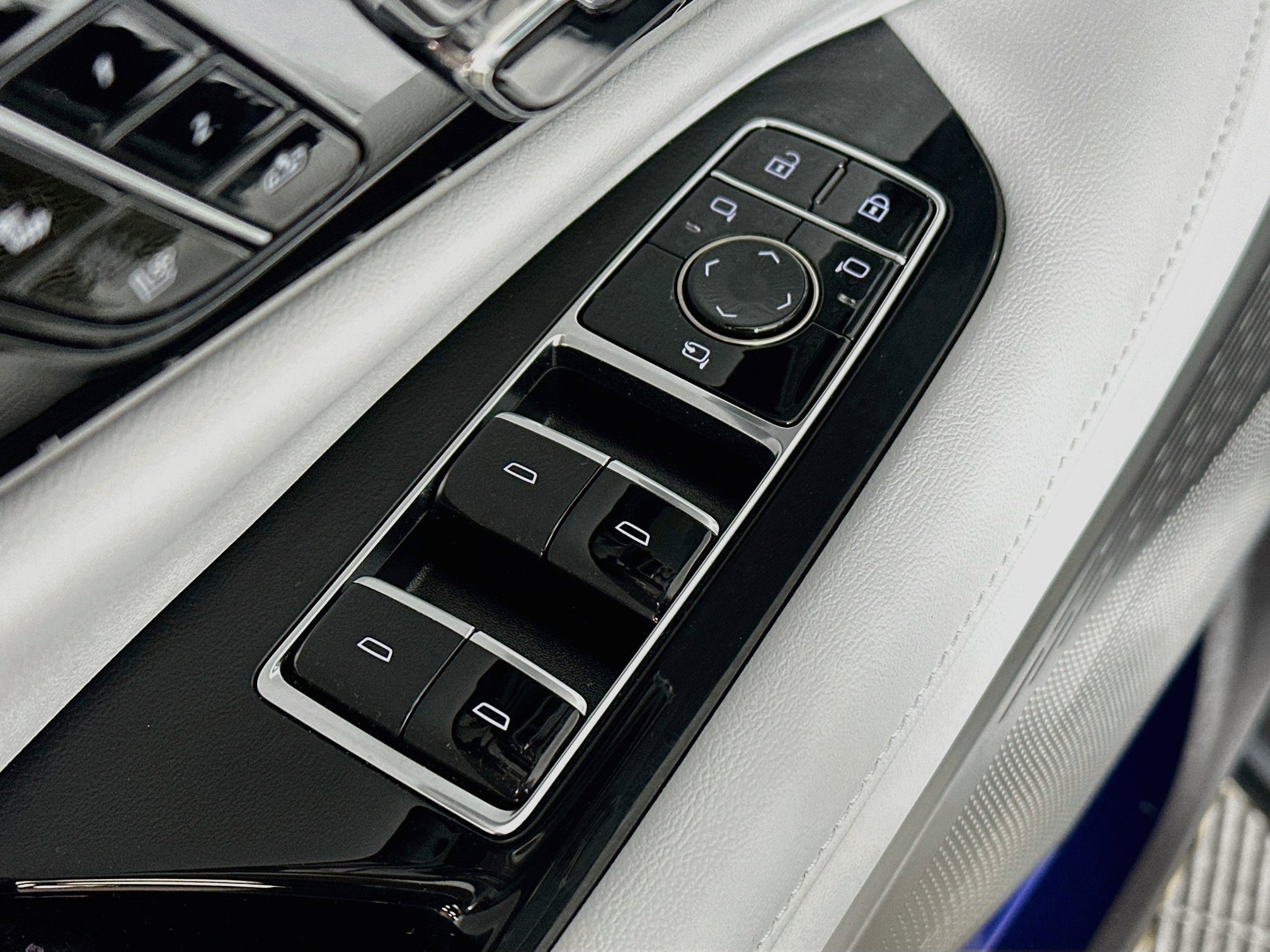 Used 2025 Crystal White Tricoat Cadillac Luxury image 18