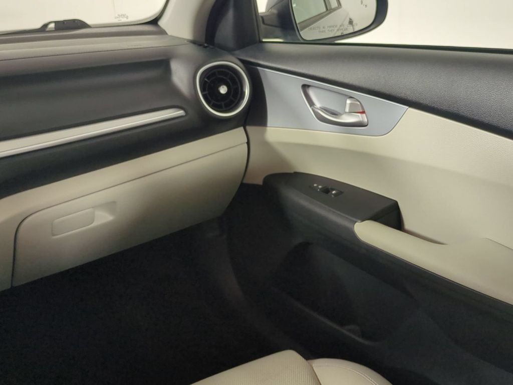 2023 Kia Forte LXS - Photo 17