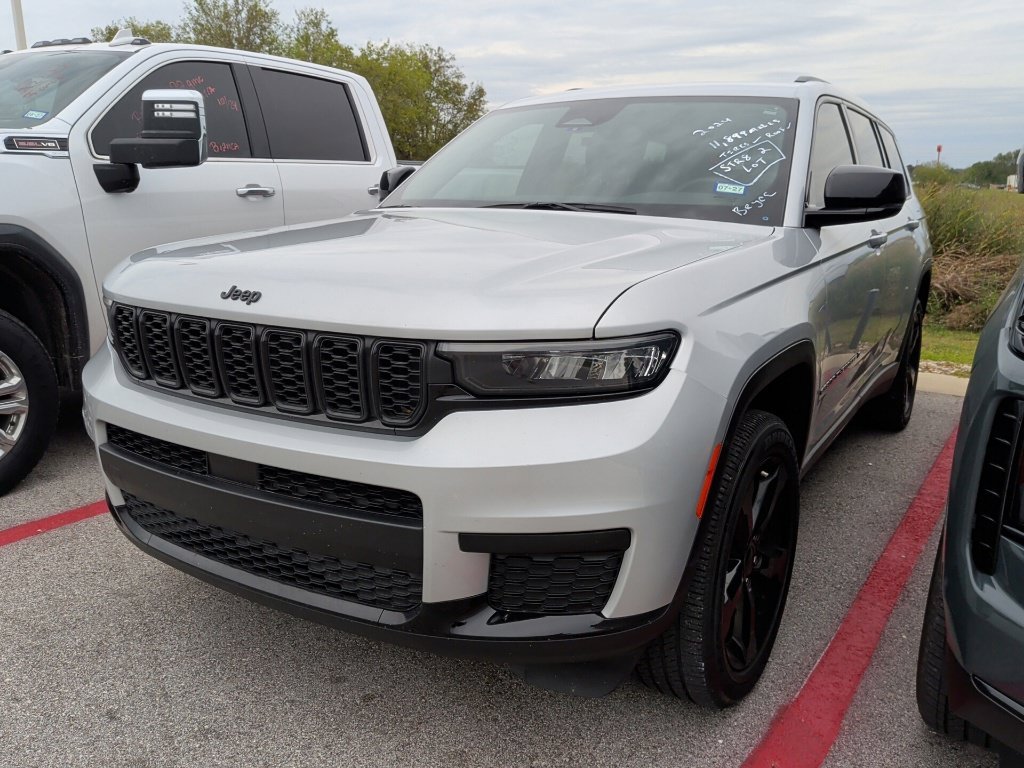 Used 2024 Silver Jeep Altitude X image 3