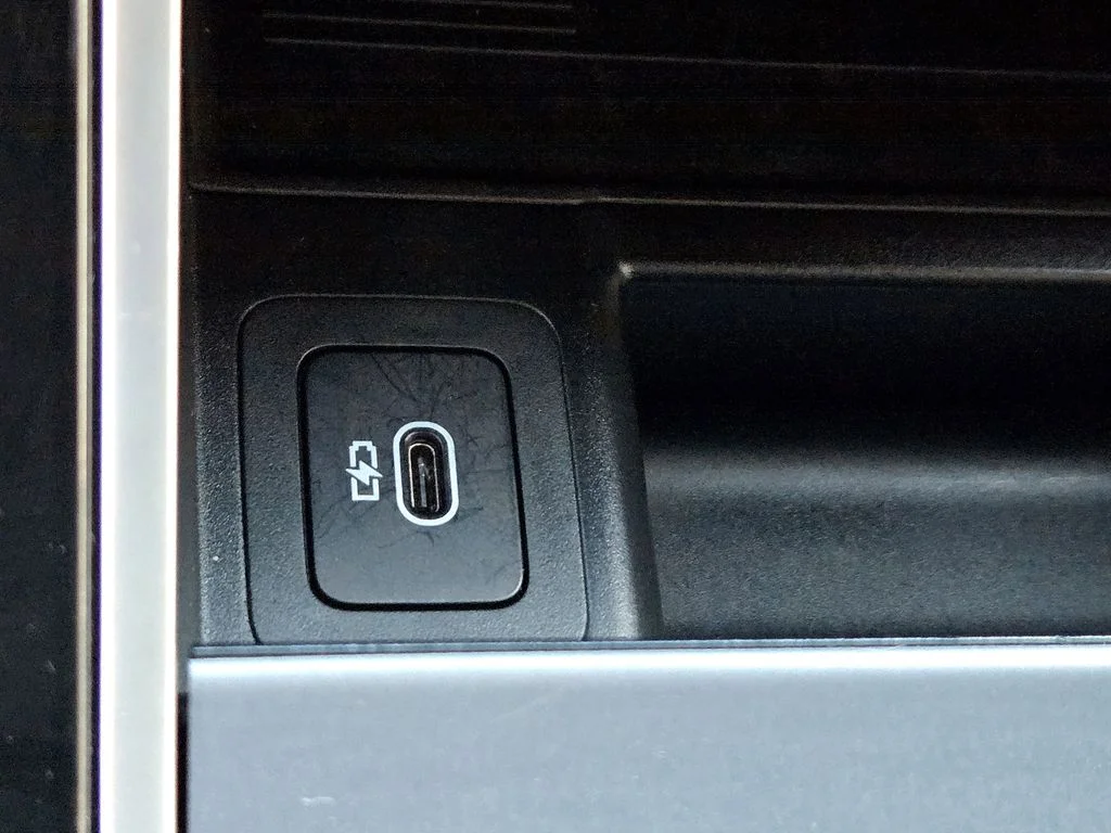Used 2025  Land Rover Dynamic SE image 20