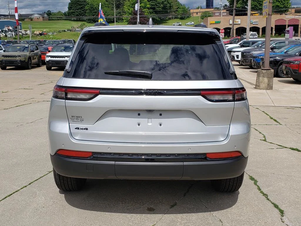 New 2025 Silver Zynith Exterior Paint Jeep  image 4