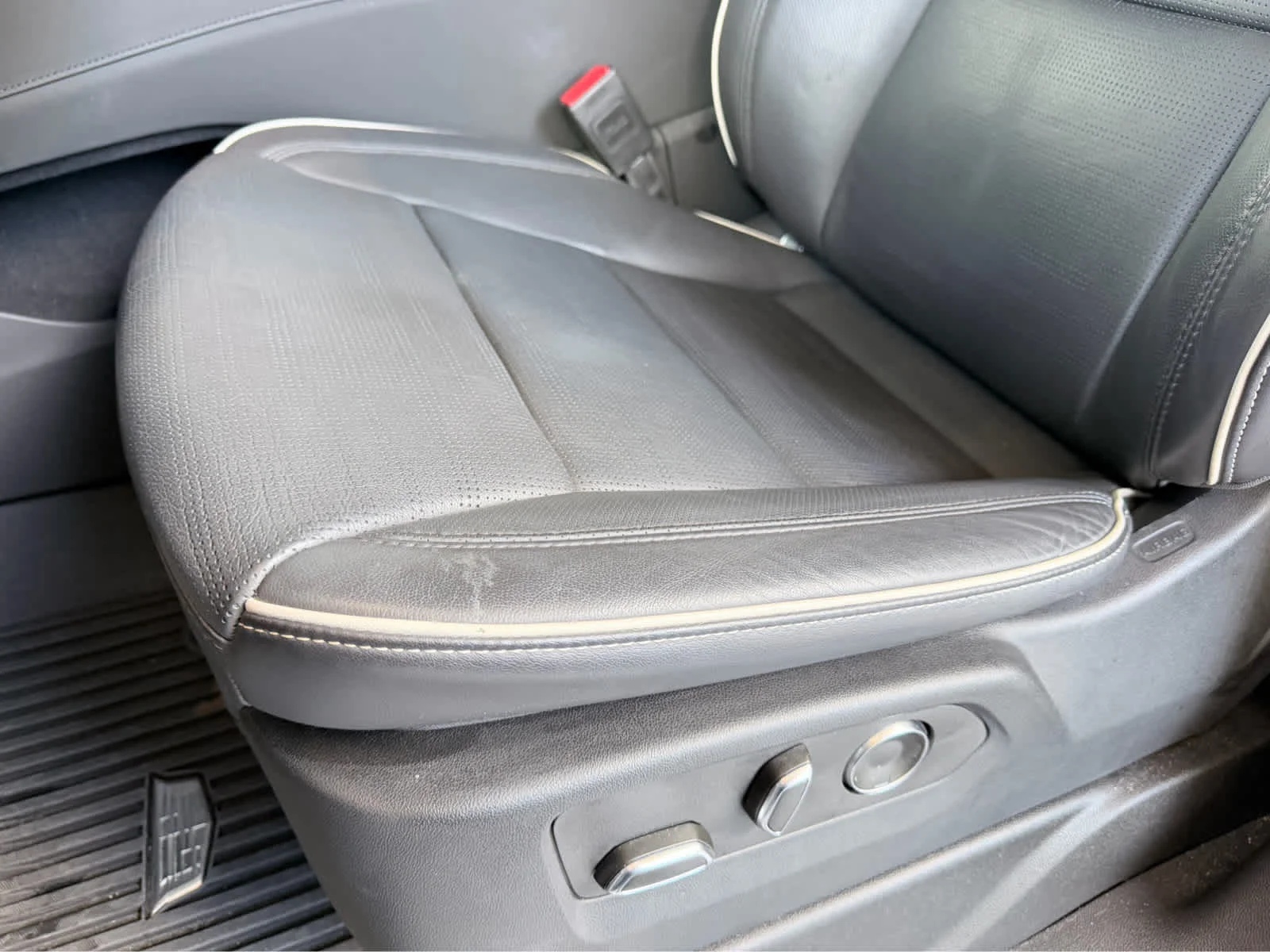 Certified Used 2024 Crystal White Tricoat Cadillac Sport image 26