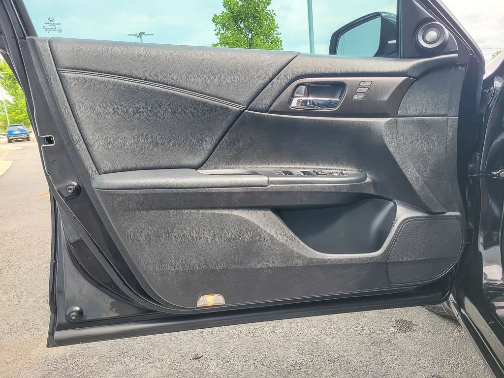Used 2014 Black Honda Touring image 17