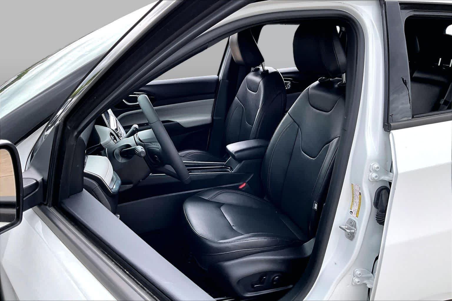 Used 2023 Bright White Clearcoat Jeep Limited image 8