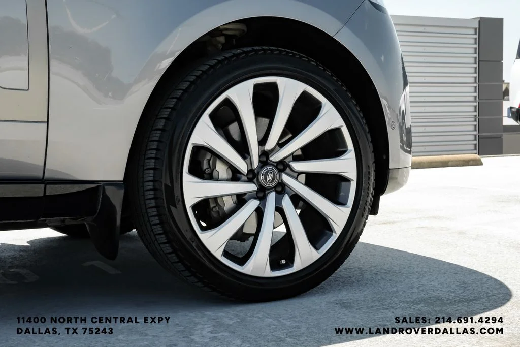 Used 2023 Grey Land Rover SE image 58