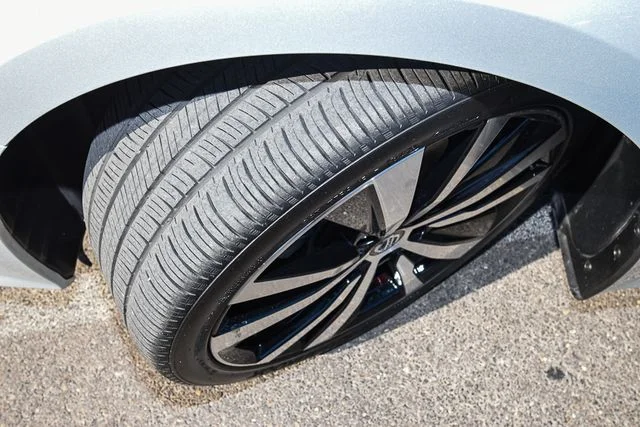 Used 2019 Silver Nissan 2.5 Platinum image 11