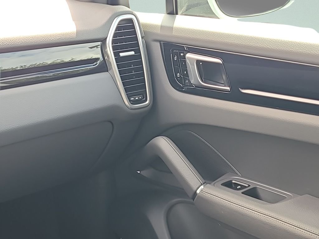 Used 2021  Porsche Base image 13