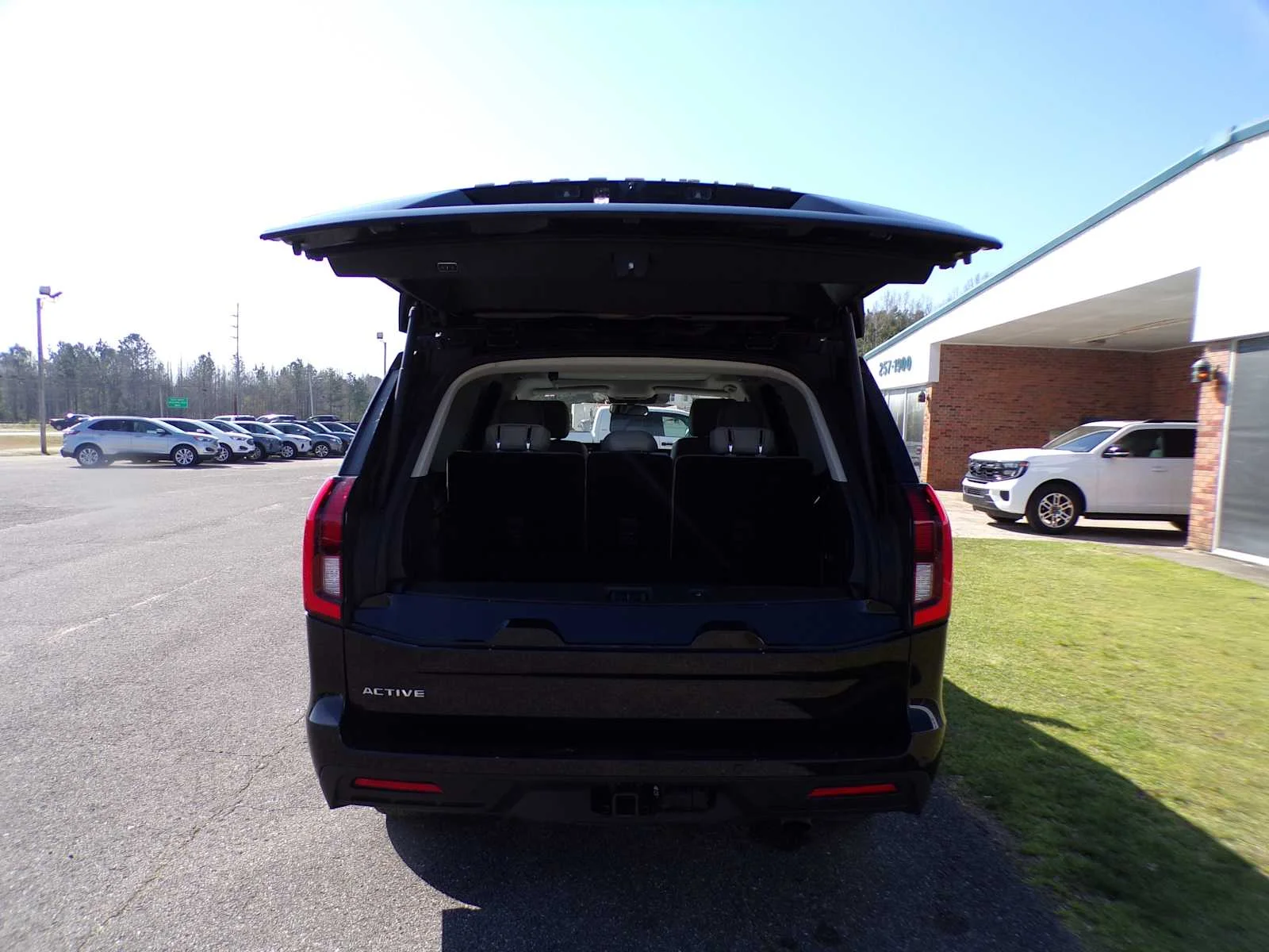 Used 2025 Agate Black Metallic Ford Active image 9