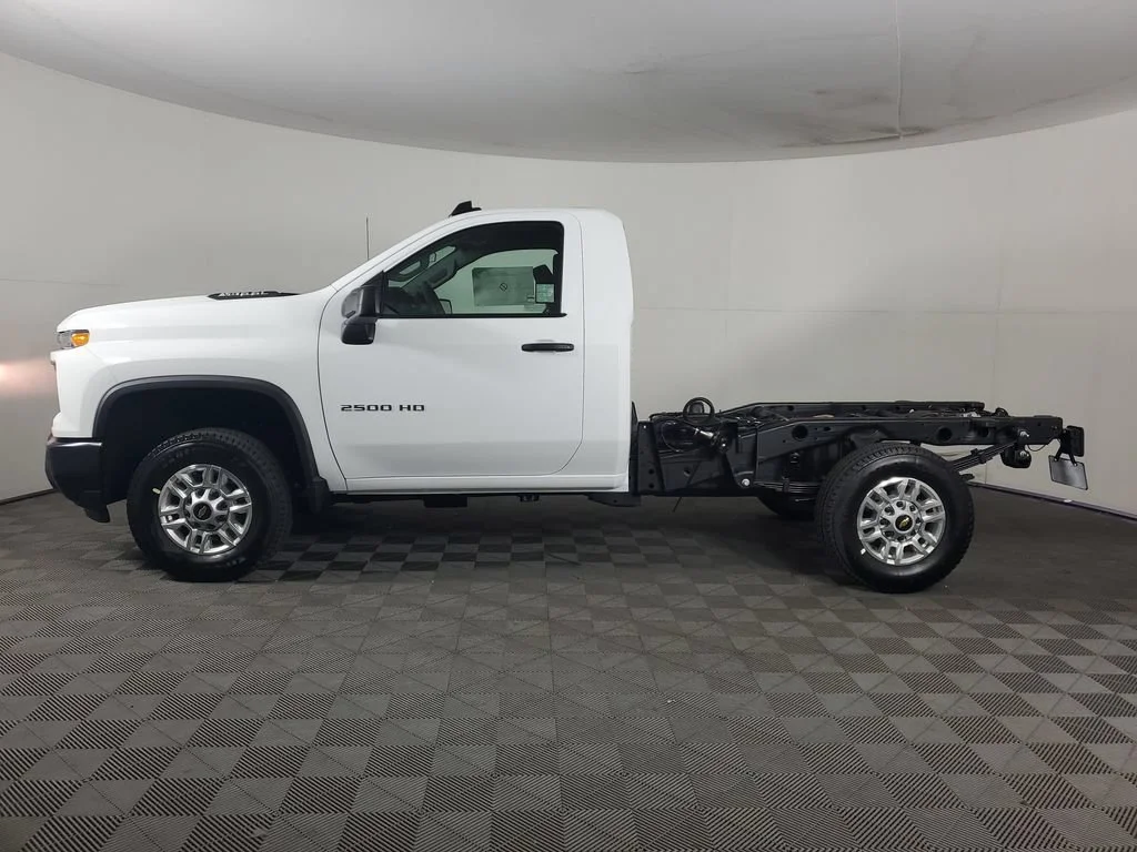 New 2026 Summit White Chevrolet WT image 7