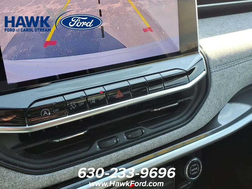 Used 2024 White Jeep Latitude image 11