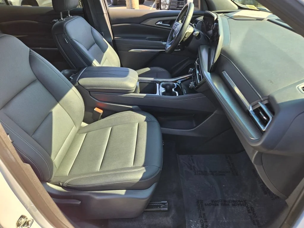 Used 2025 Summit White Chevrolet LT image 16