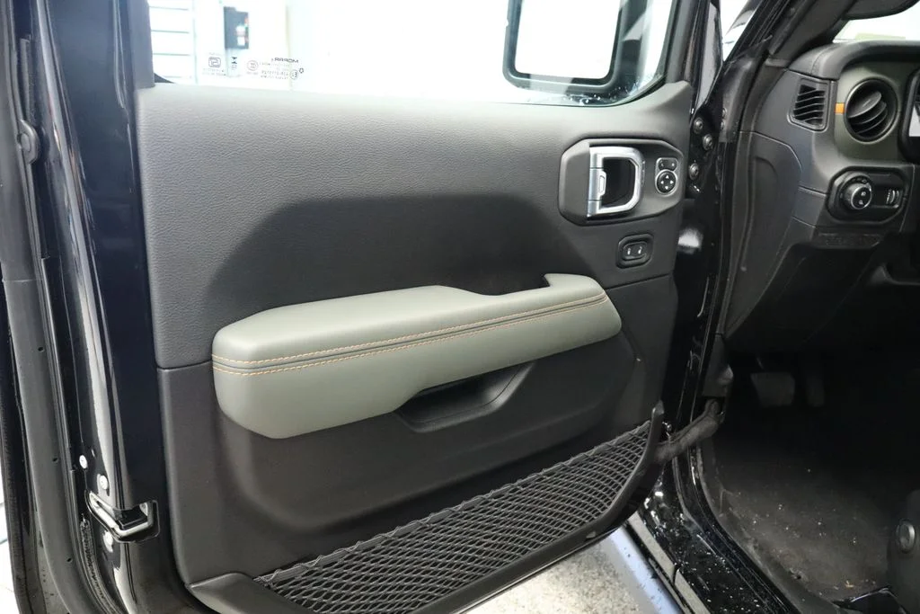 New 2026 Black Clearcoat Jeep Mojave image 33
