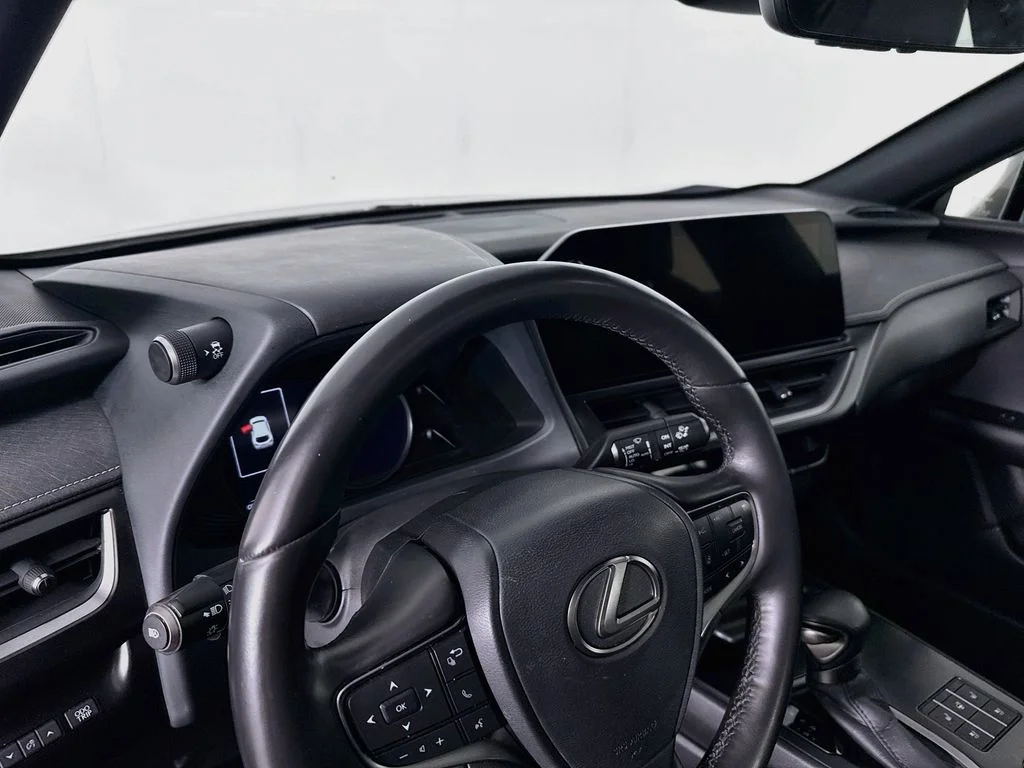 Used 2023 Iridium Lexus 250h Premium image 4