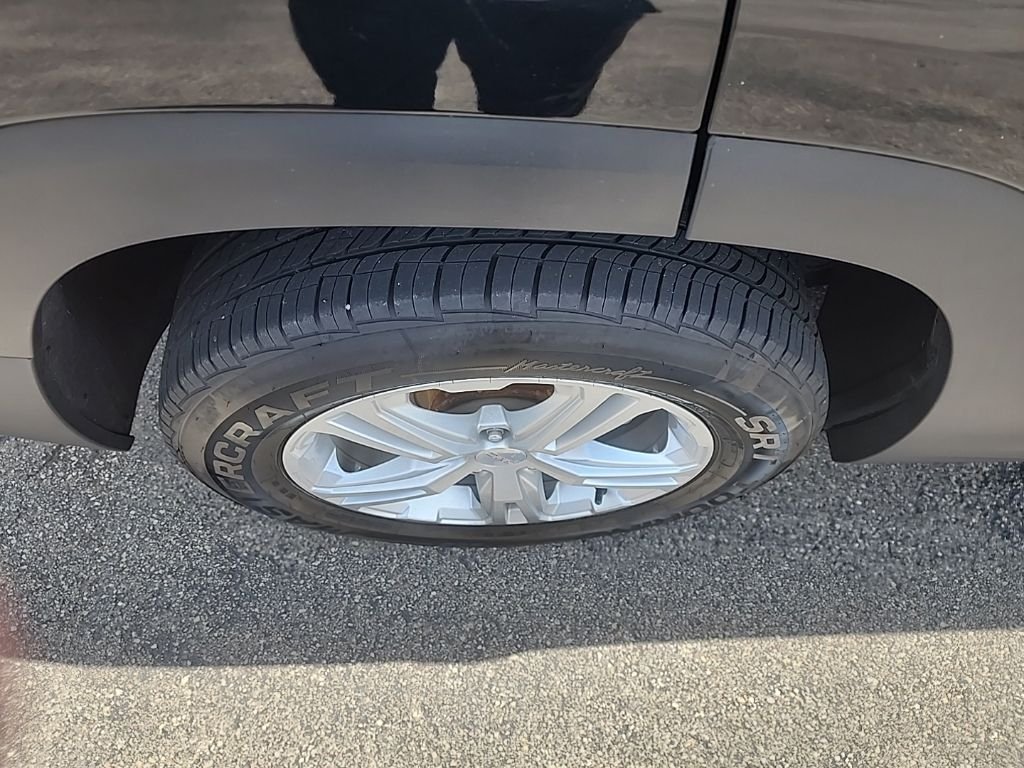 Used 2020 Black GMC SLE image 9