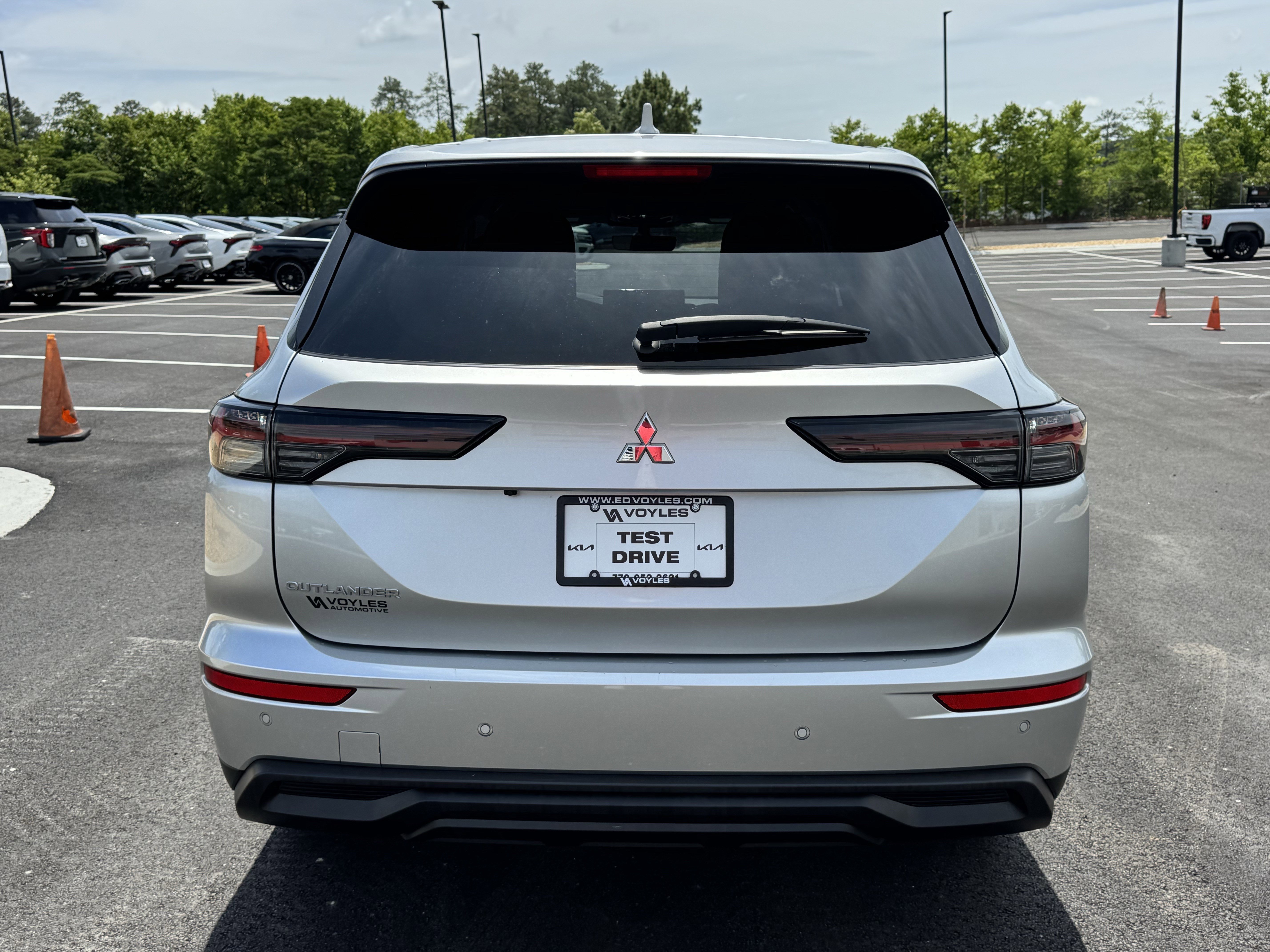 Used 2025  Mitsubishi ES image 6