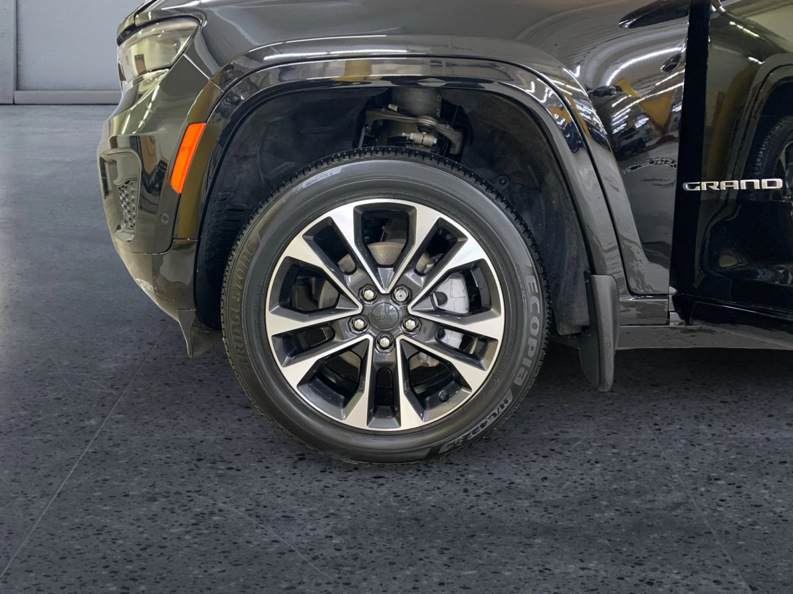 Used 2025 Diamond Black Crystal Pearl Jeep Overland image 9